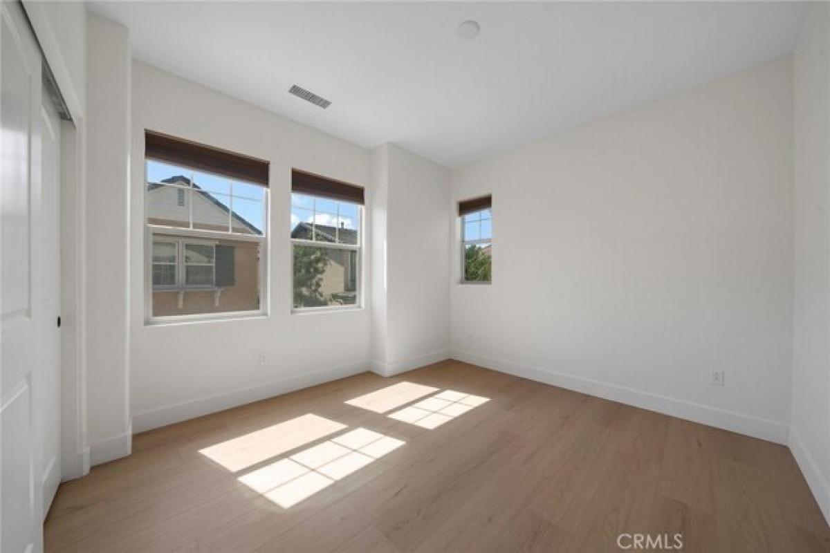 Picture of Home For Sale in Tustin, California, United States