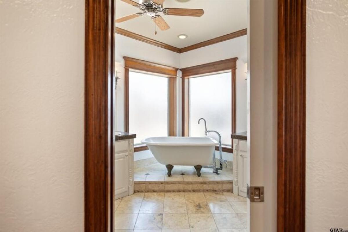 Picture of Home For Sale in Chandler, Texas, United States