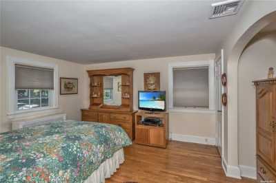 Home For Sale in Floral Park, New York