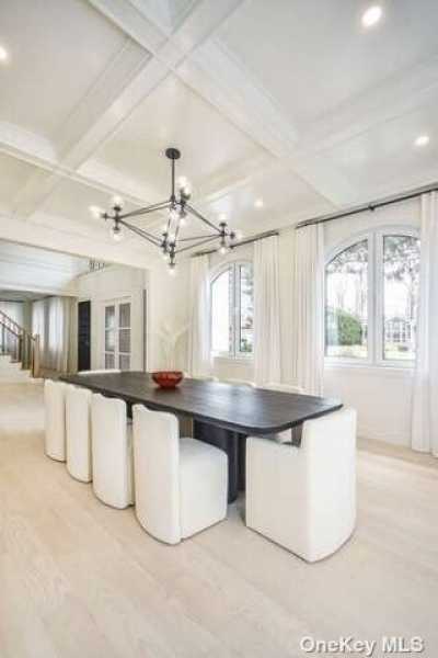 Home For Sale in Dix Hills, New York