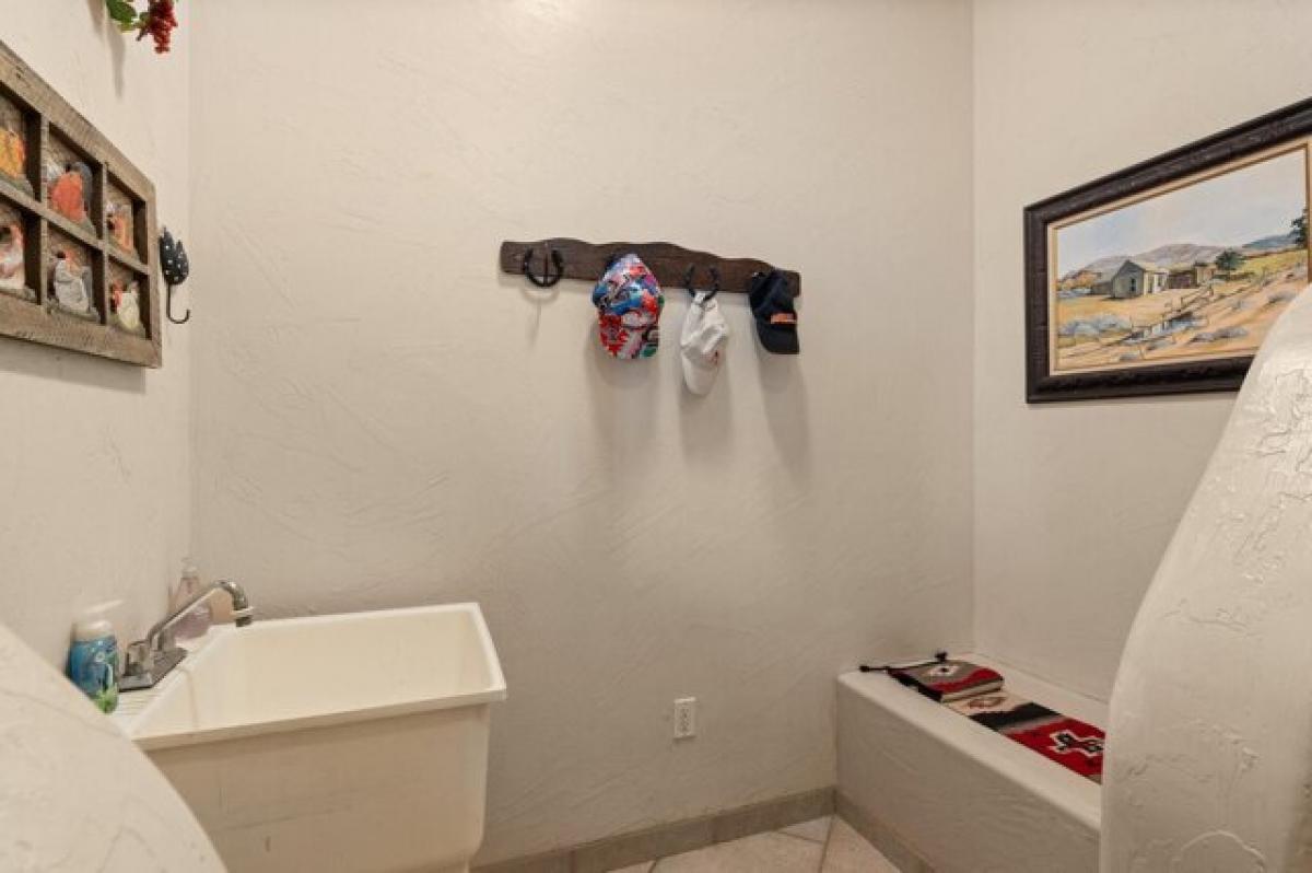 Picture of Home For Sale in Peralta, New Mexico, United States