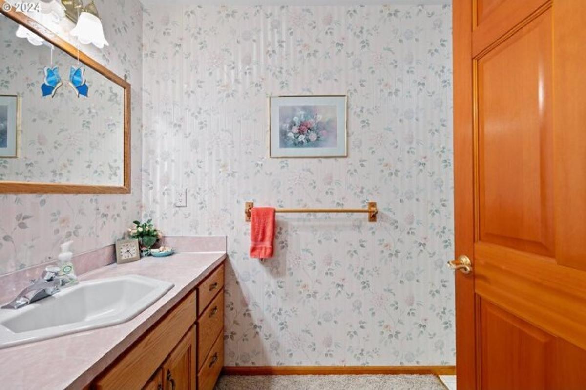 Picture of Home For Sale in Junction City, Oregon, United States