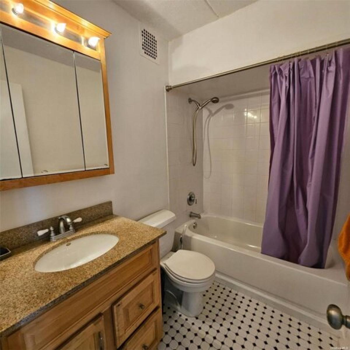 Picture of Home For Sale in Little Neck, New York, United States