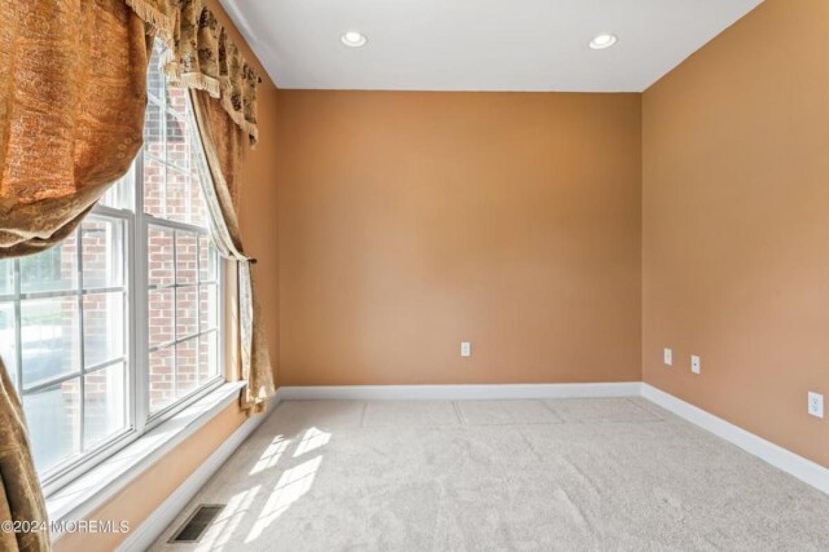 Picture of Home For Sale in Manalapan, New Jersey, United States