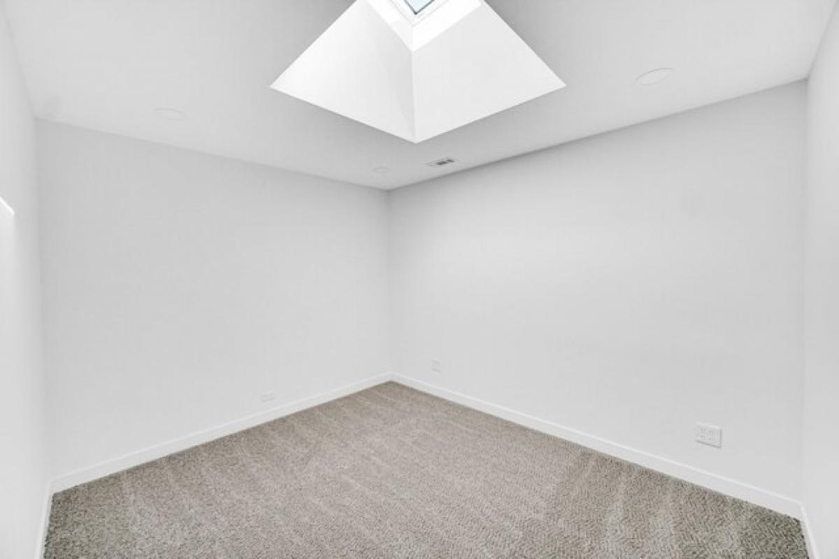 Picture of Home For Sale in Crystal Lake, Illinois, United States