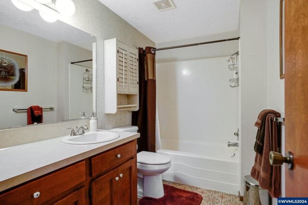 Picture of Home For Sale in Mount Angel, Oregon, United States