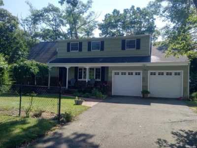 Home For Sale in Deer Park, New York