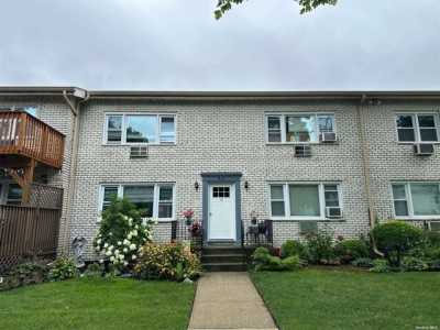 Home For Sale in East Islip, New York