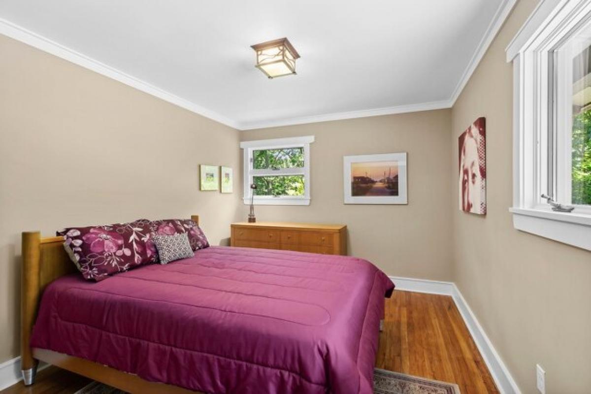 Picture of Home For Sale in East Setauket, New York, United States