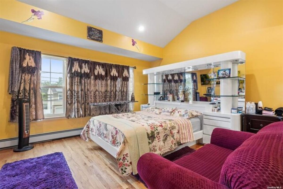 Picture of Home For Sale in Merrick, New York, United States