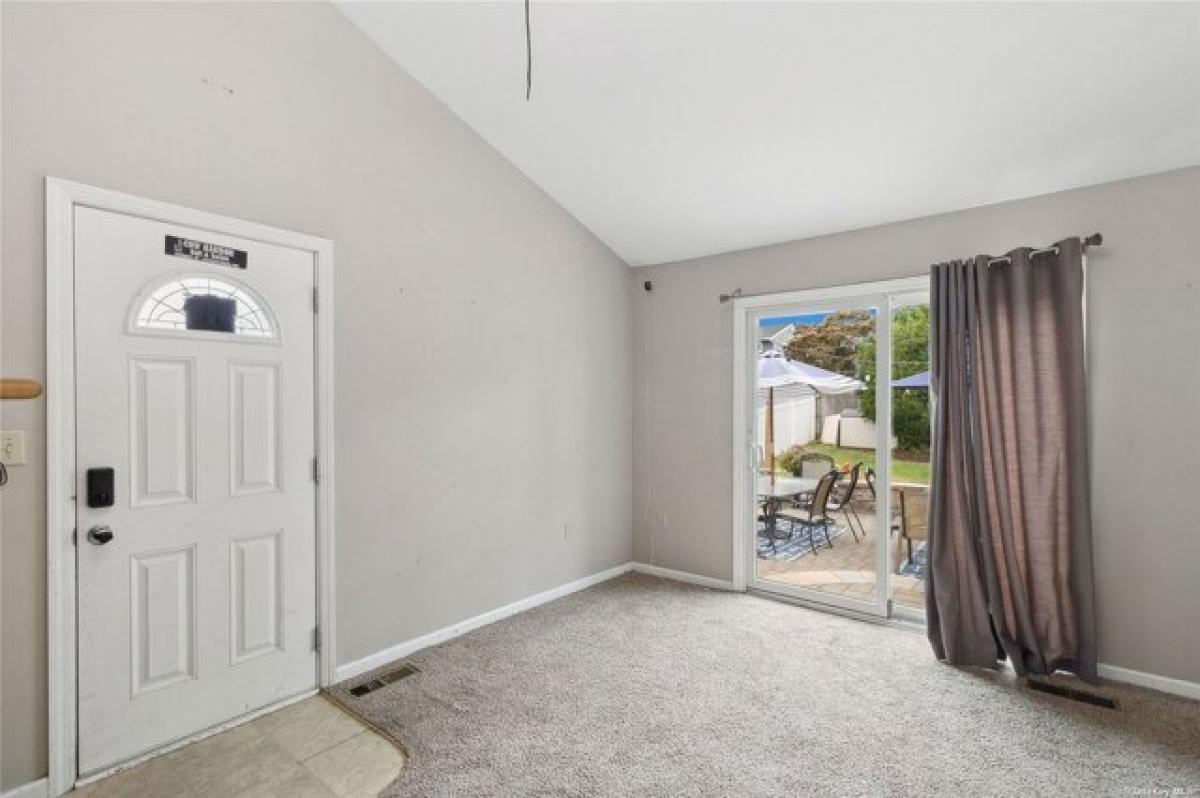 Picture of Home For Sale in Kings Park, New York, United States