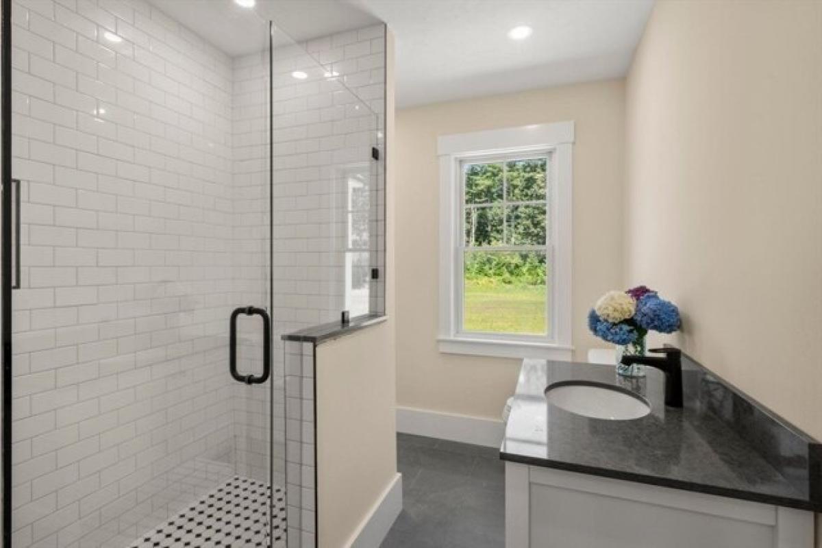 Picture of Home For Sale in Falmouth, Massachusetts, United States