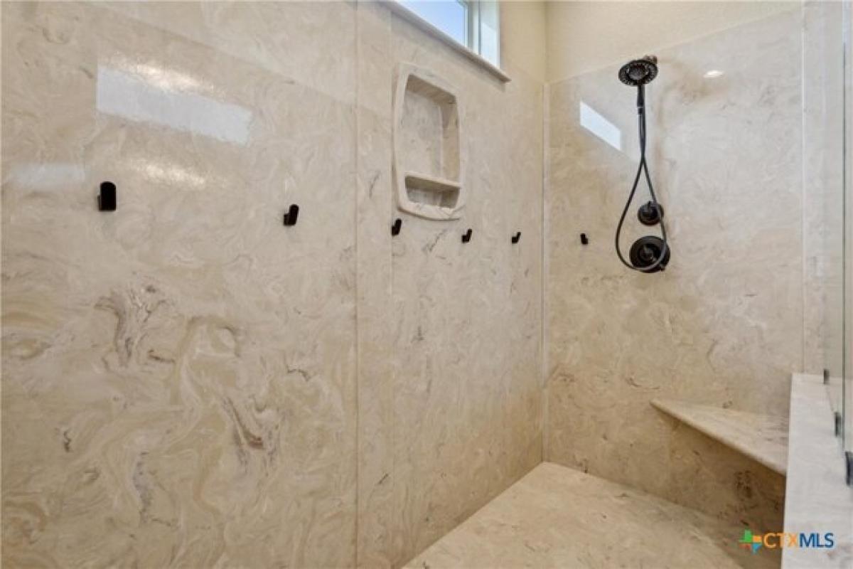 Picture of Home For Sale in Holland, Texas, United States