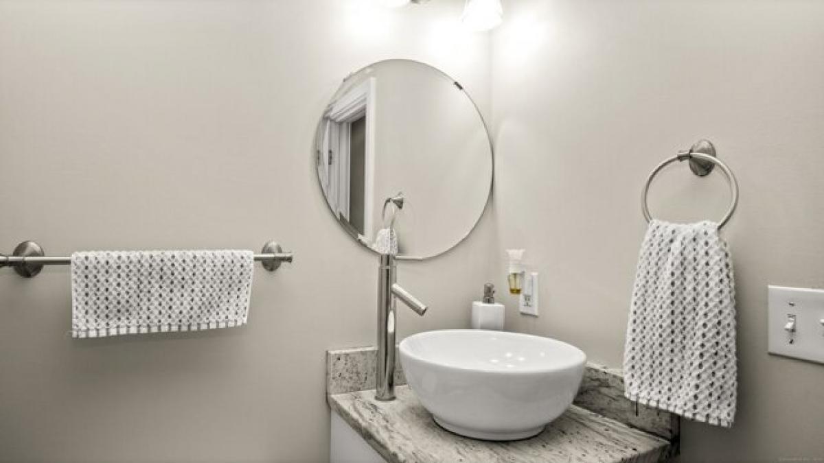 Picture of Home For Sale in Plymouth, Connecticut, United States