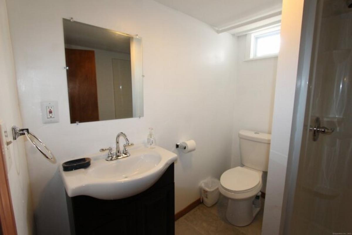 Picture of Home For Sale in Newington, Connecticut, United States