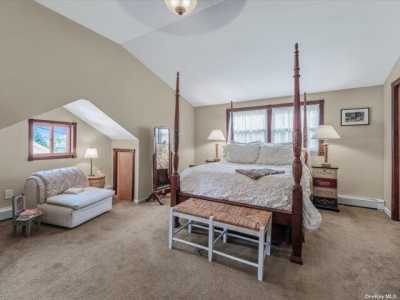 Home For Sale in Plainview, New York