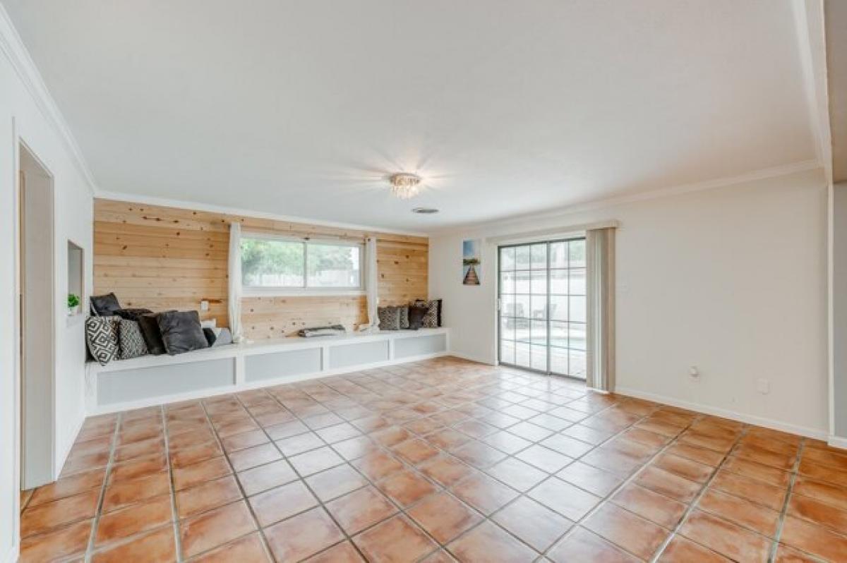 Picture of Home For Sale in Beach City, Texas, United States