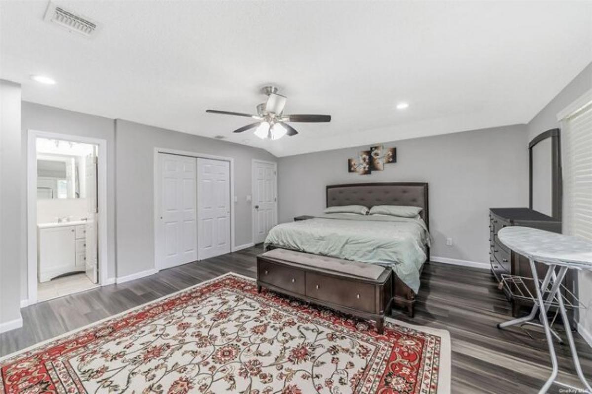 Picture of Home For Sale in East Setauket, New York, United States