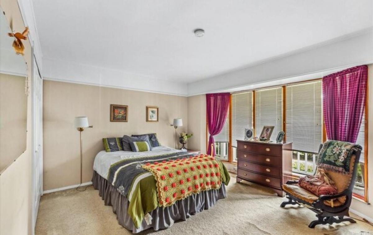 Picture of Home For Sale in Commack, New York, United States