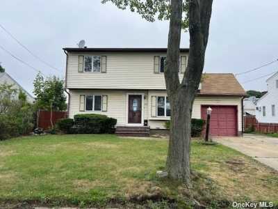 Home For Sale in Lindenhurst, New York