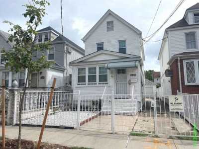 Home For Sale in Hollis, New York