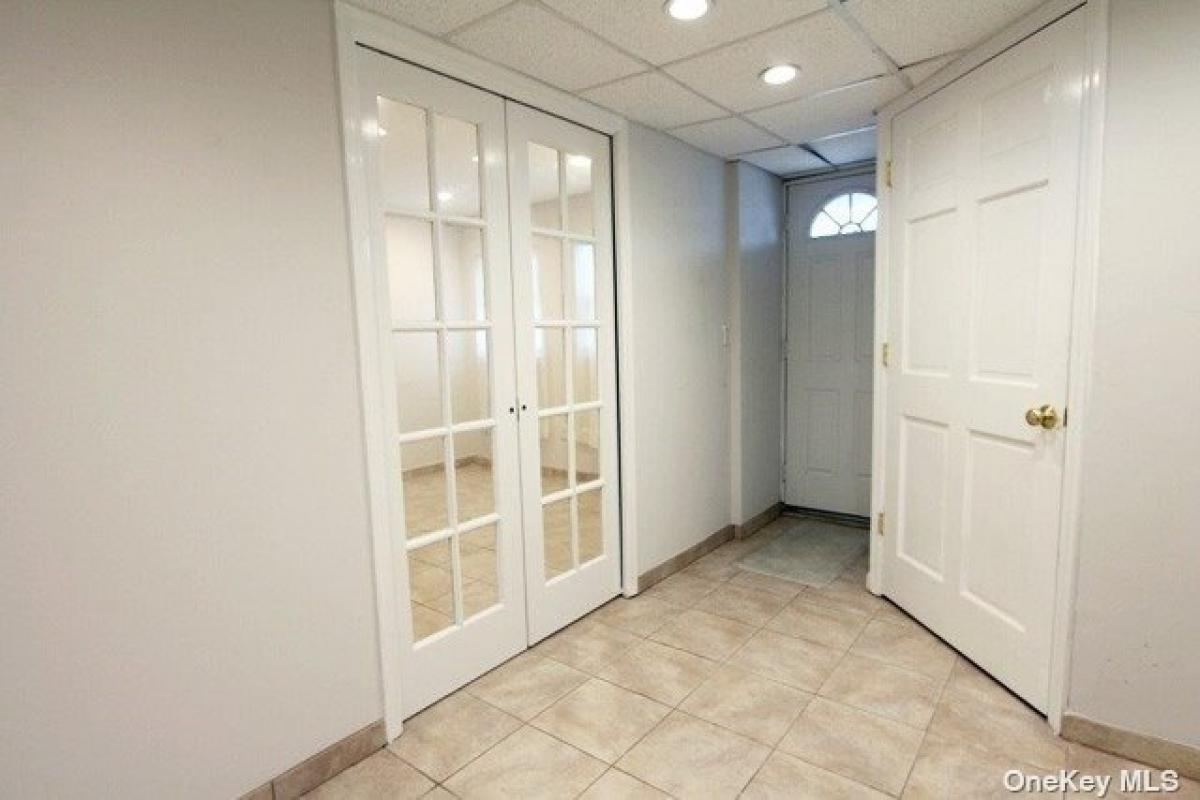 Picture of Home For Sale in Middle Village, New York, United States