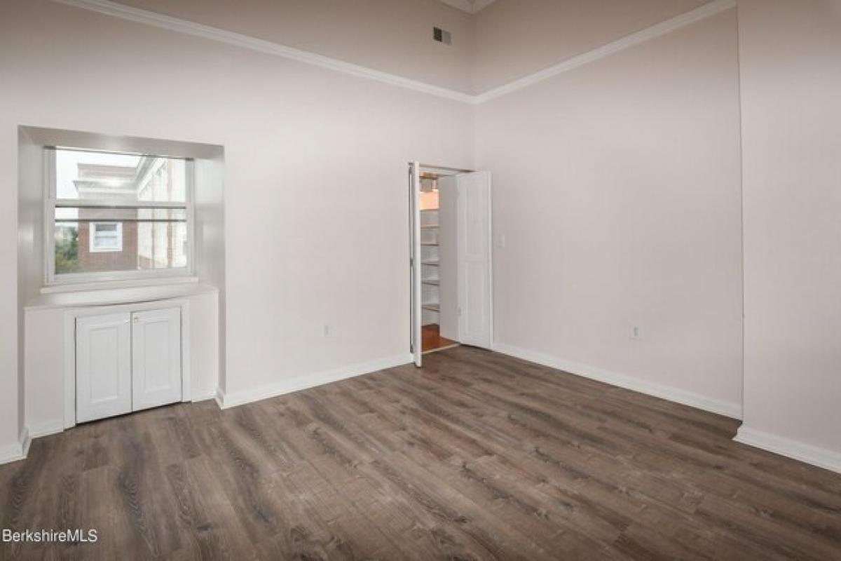 Picture of Home For Sale in Pittsfield, Massachusetts, United States