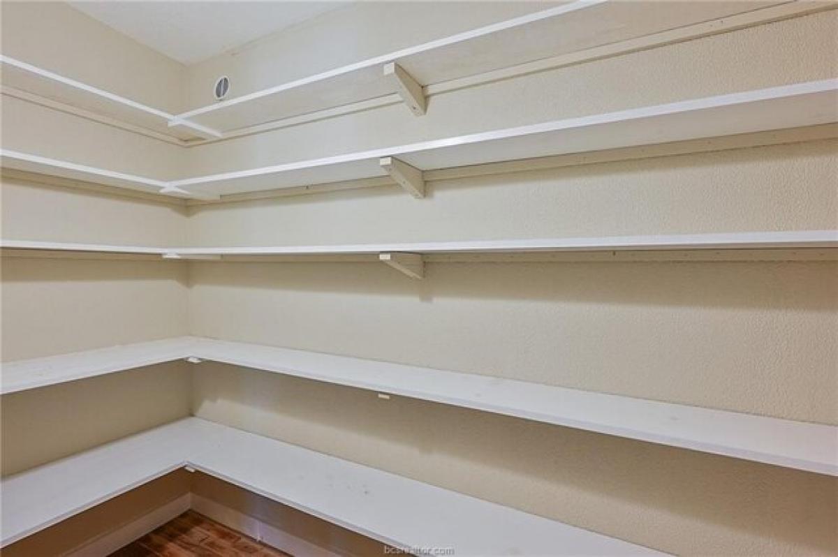 Picture of Home For Sale in Snook, Texas, United States