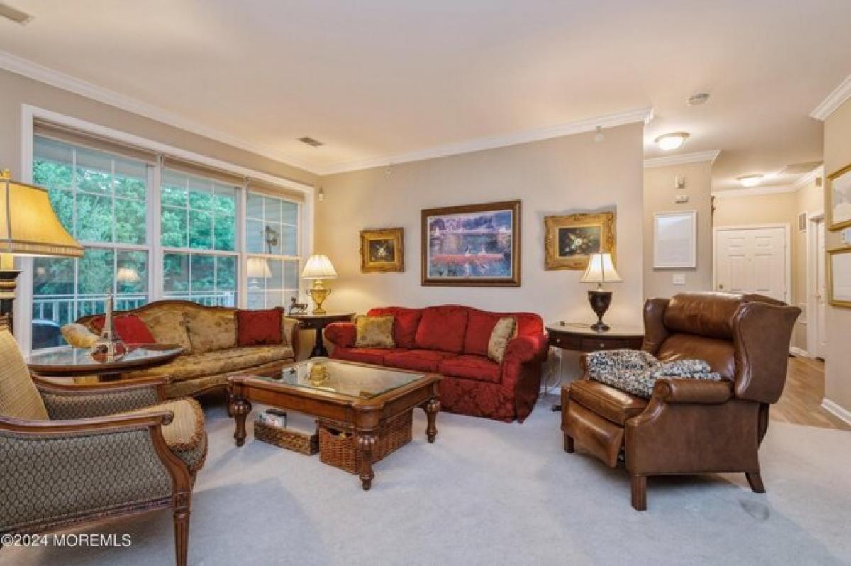 Picture of Home For Sale in Manalapan, New Jersey, United States