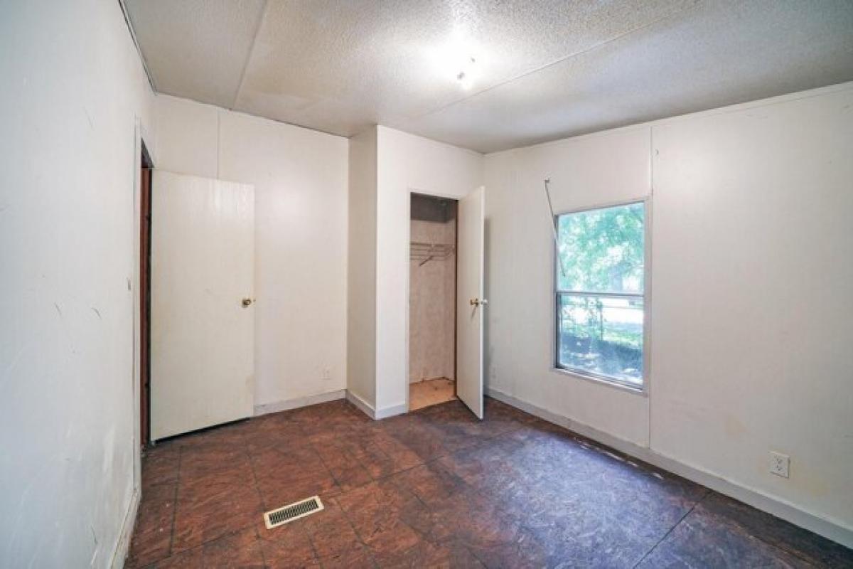 Picture of Home For Sale in Mineral Wells, Texas, United States