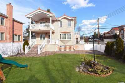 Home For Sale in Little Neck, New York