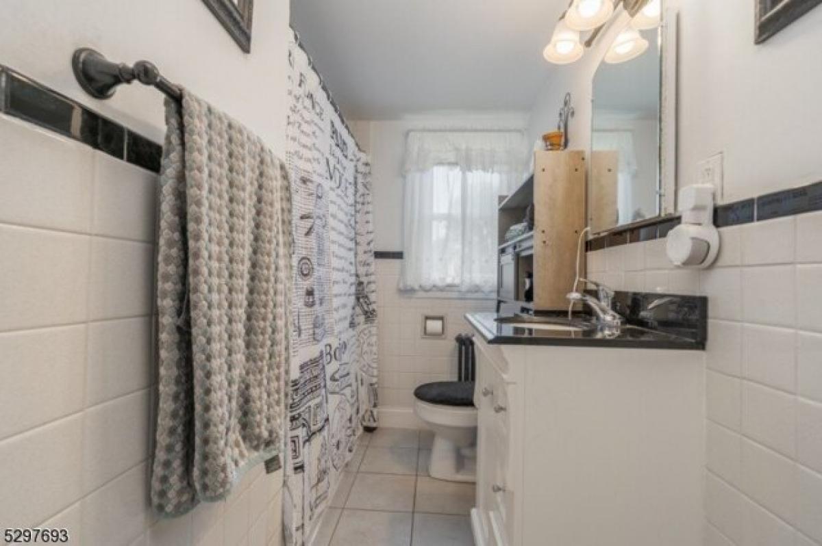 Picture of Home For Sale in Milford, New Jersey, United States