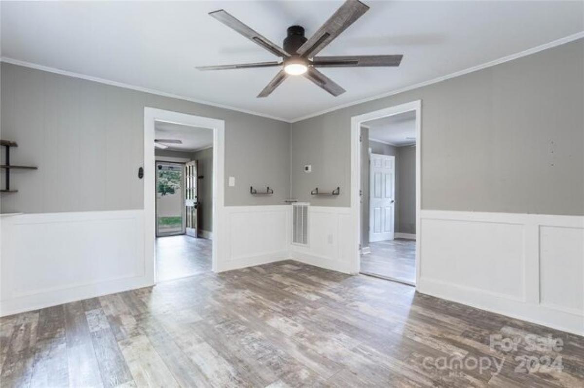 Picture of Home For Sale in Dallas, North Carolina, United States