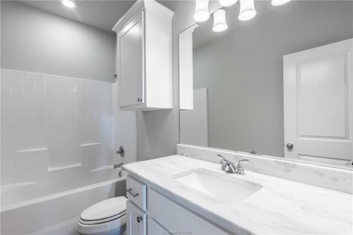 Picture of Home For Sale in Snook, Texas, United States