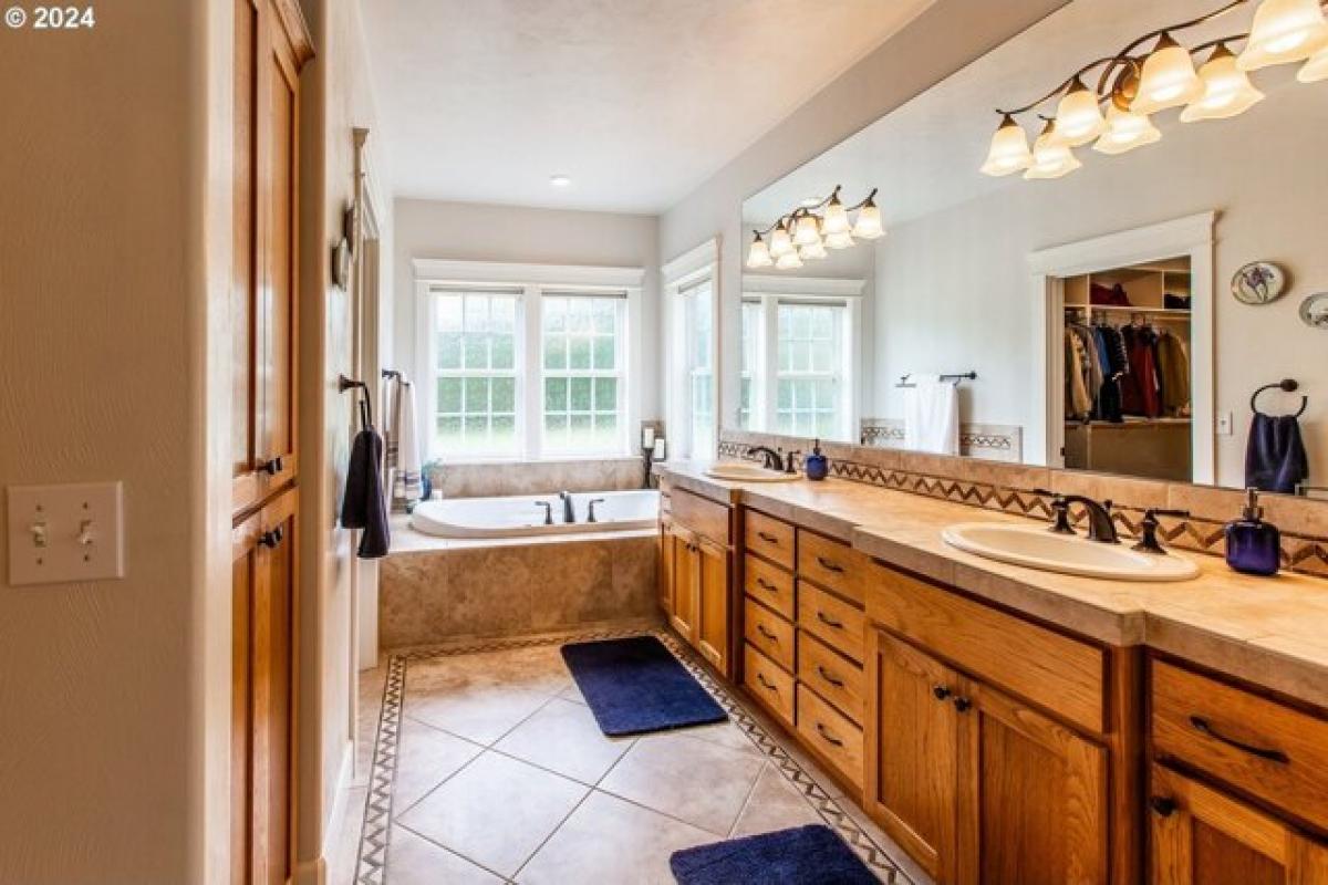 Picture of Home For Sale in Veneta, Oregon, United States