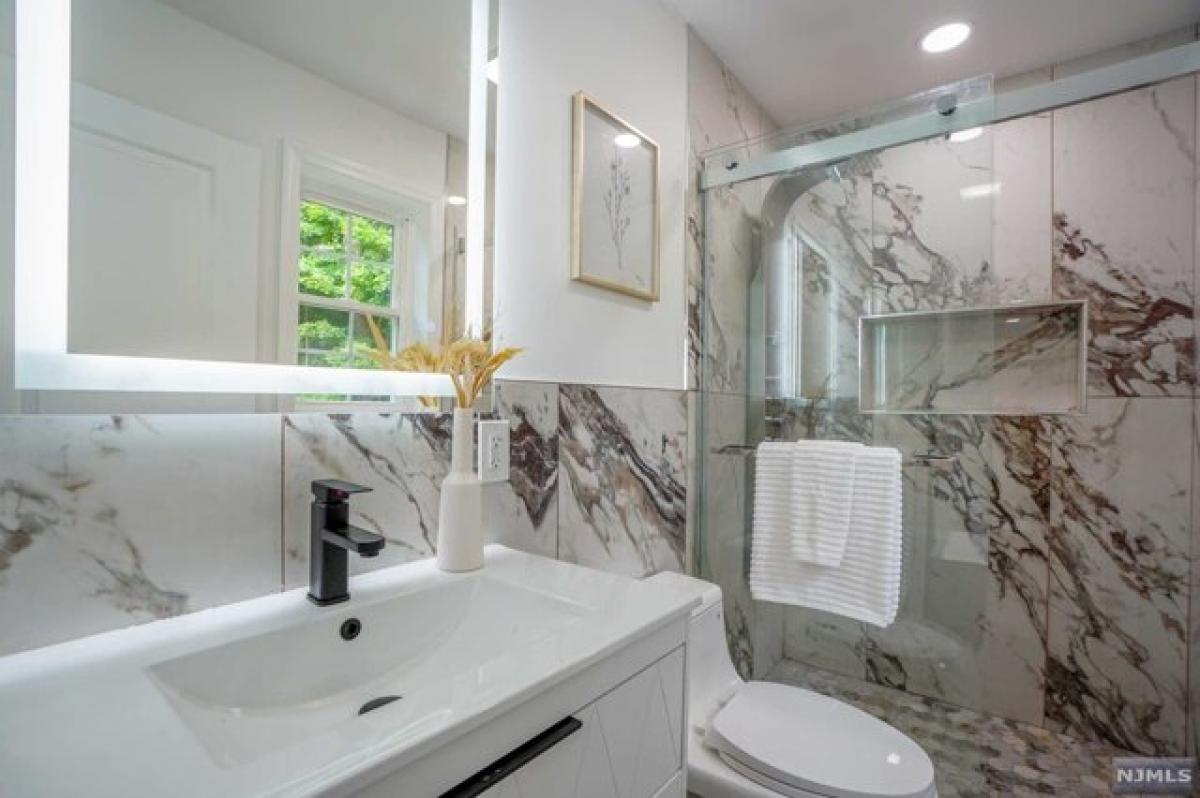 Picture of Home For Sale in Franklin Lakes, New Jersey, United States