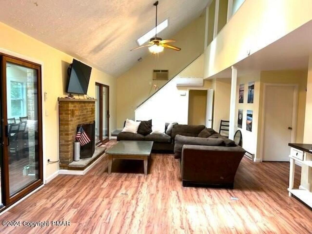 Picture of Home For Sale in Pocono Summit, Pennsylvania, United States