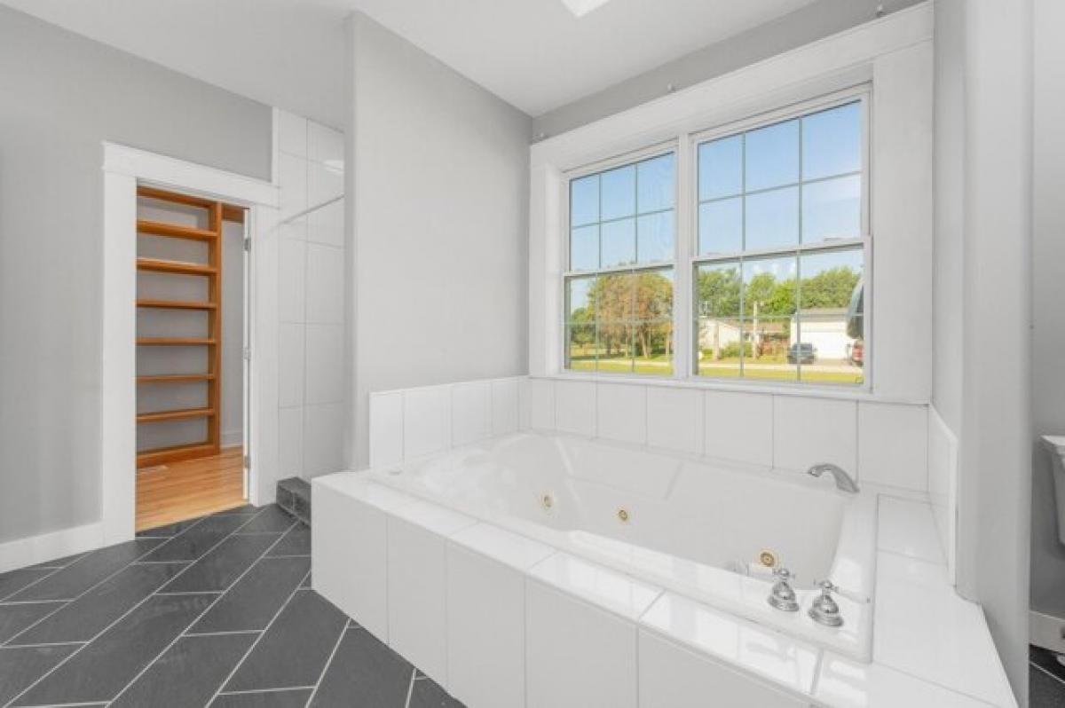 Picture of Home For Sale in Belle Plaine, Kansas, United States