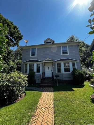 Home For Sale in Glen Cove, New York