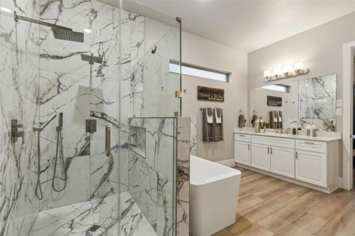 Picture of Home For Sale in Farmers Branch, Texas, United States