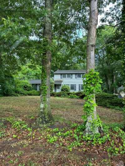 Home For Sale in Medford, New York