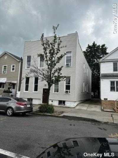 Home For Sale in Ozone Park, New York