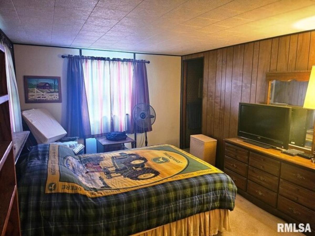 Picture of Home For Sale in Carlinville, Illinois, United States