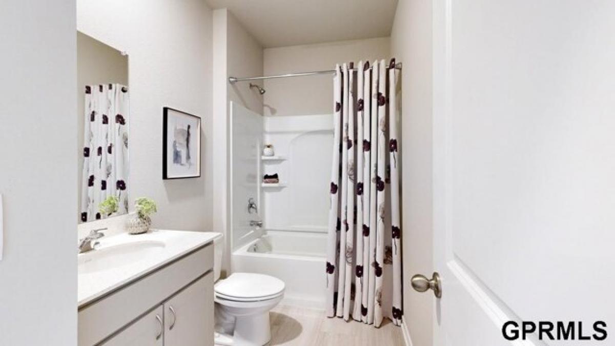 Picture of Home For Sale in Papillion, Nebraska, United States