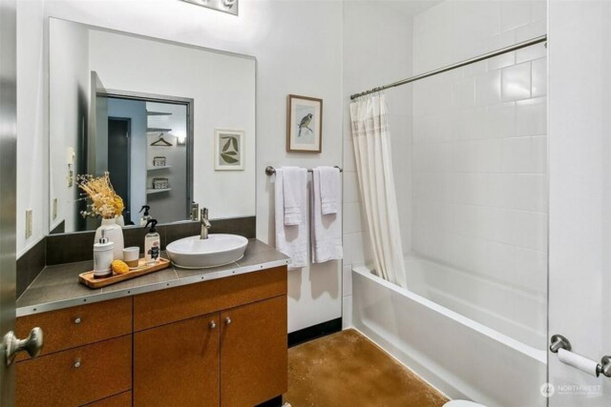 Picture of Home For Sale in Seattle, Washington, United States