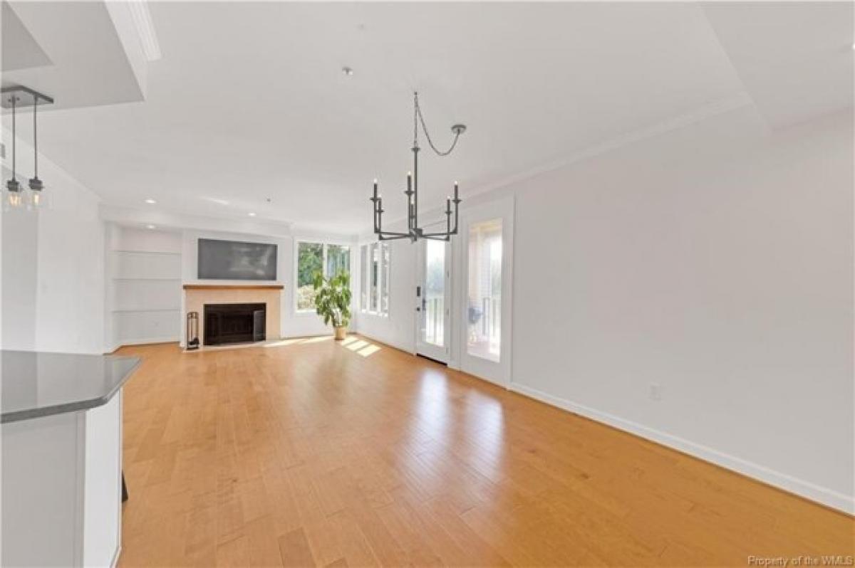 Picture of Home For Sale in Hampton, Virginia, United States