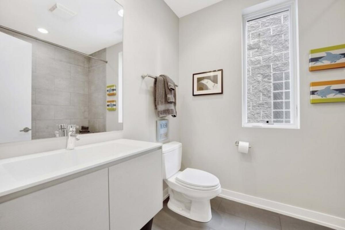 Picture of Home For Sale in Chicago, Illinois, United States