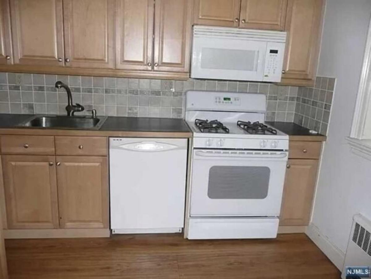 Picture of Home For Sale in Fort Lee, New Jersey, United States