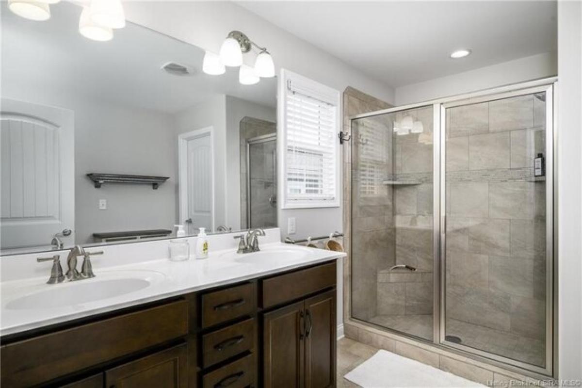 Picture of Home For Sale in Jeffersonville, Indiana, United States