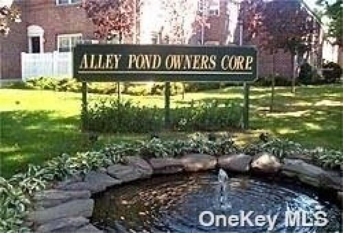 Picture of Home For Sale in Bayside, New York, United States